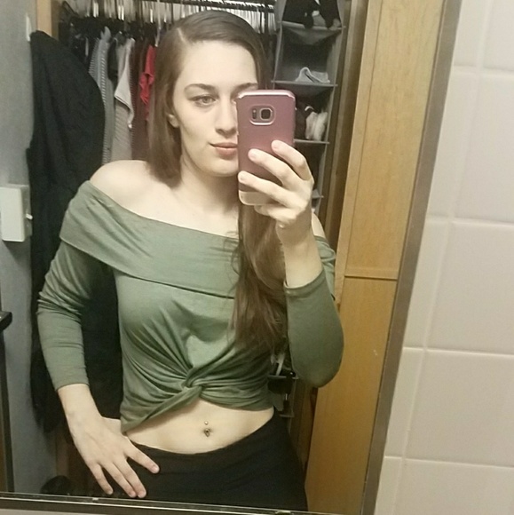 Meet Your Posher!!ππ - Picture 2 of 5